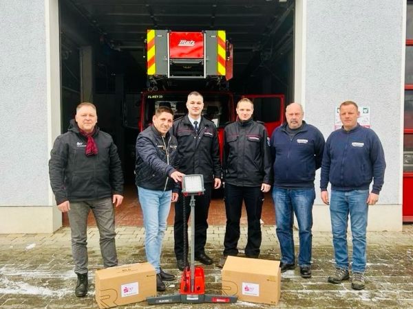 Übergabe LED-Beleuchtungseinheit RLS1000 durch SV Sparkassen&nbsp;Versicherung